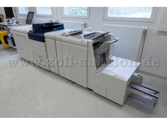 Finisher mit Zuschießeinheit und SquareFold-Trimmer-Modul im Vorderung