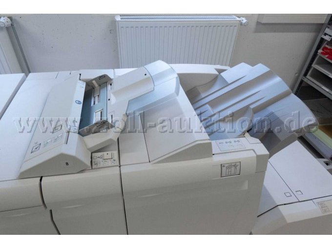 Zuschießeinheit und oberes Ausgabefach am Finisher