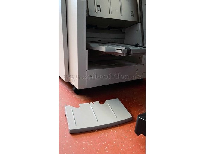 Lose Kunststoffverlängerung des Ausgabefachs.