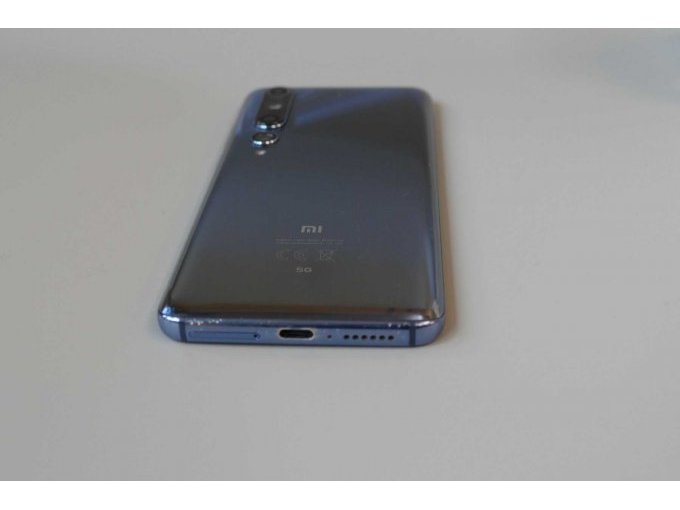 Xiaomi Mi 10 (Mi 10), 128 GB, Rückseitenansicht mit unterer Umrandung, SIM-Kartenslot, Ladebuchse und Lautsprecherausgang im Liegen