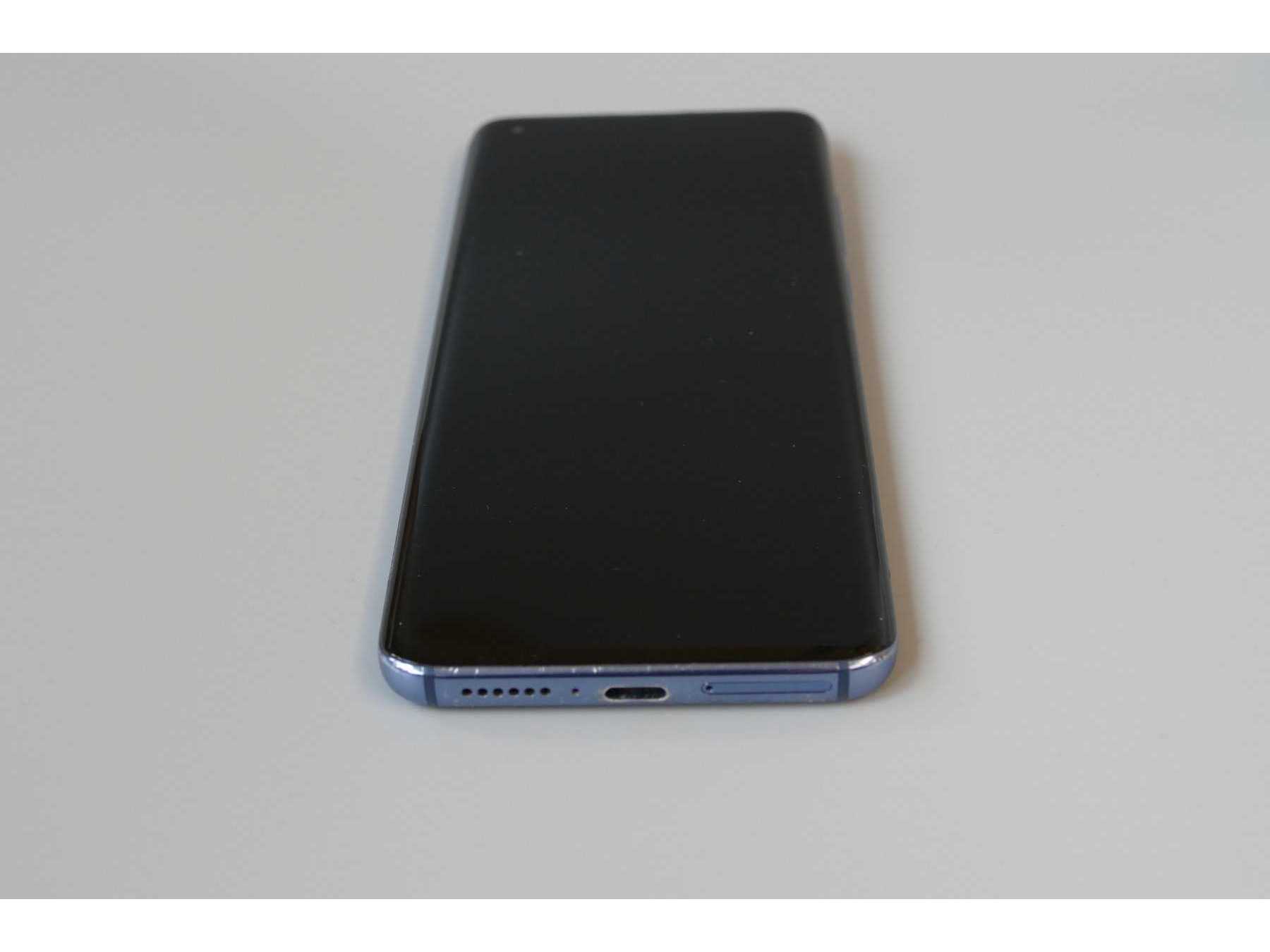 Xiaomi Mi 10 (Mi 10), 128 GB, Displayansicht mit Lautsprecherausgang, Ladebuchse und SIM-Kartenslot im Liegen