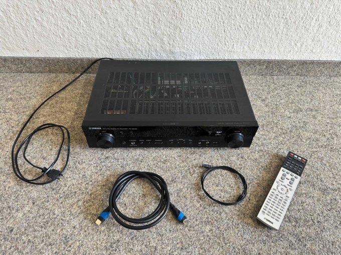 Yamaha RX-S600D
Gesamtansicht mit Fernbedienung - HDMI Kabel - optisches Kabel