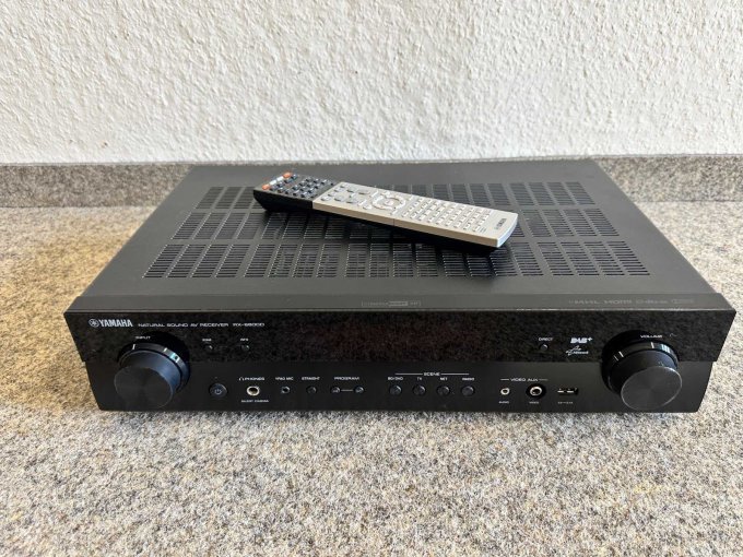 Yamaha RX-S600D
Gesamtansicht mit Fernbedienung