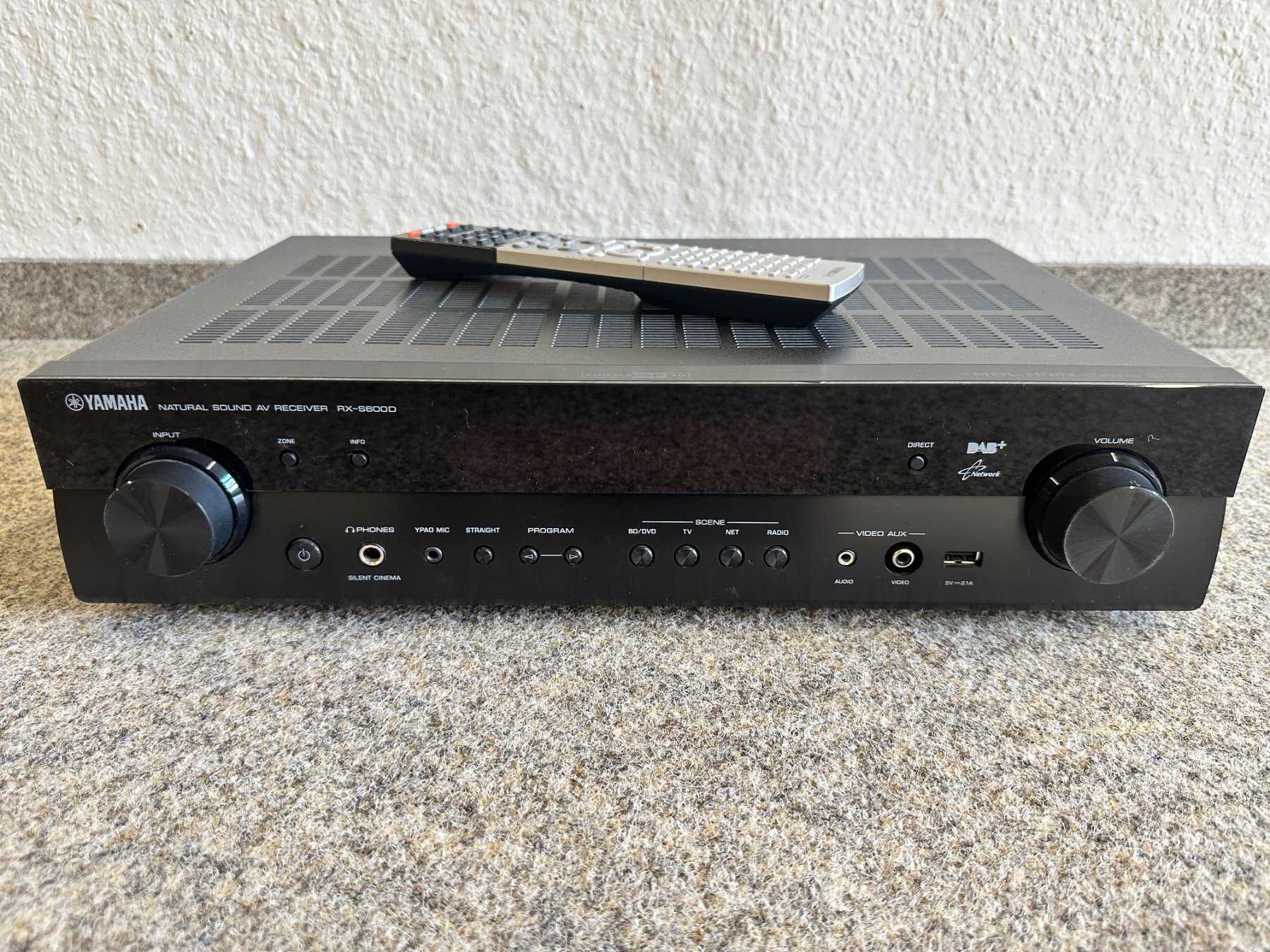 Yamaha RX-S600D
Gesamtansicht mit Fernbedienung