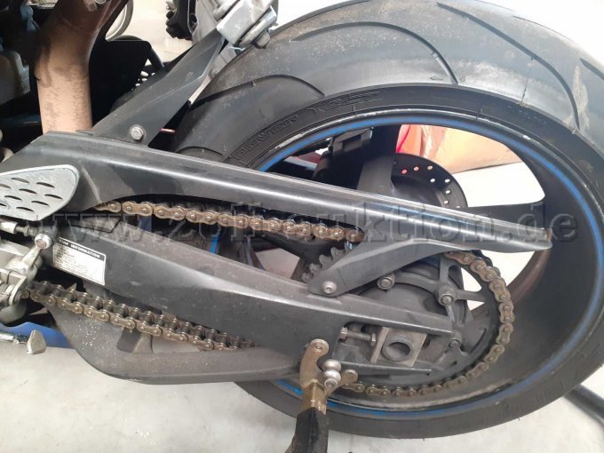Yamaha YZF-R1, Hinterrad mit Kette