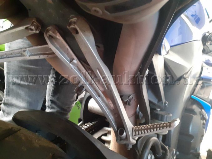 Yamaha YZF-R1, lockere Fußrasten-Halterung