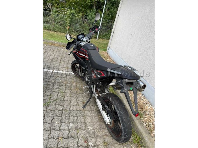 Motorrad seitlich hinten