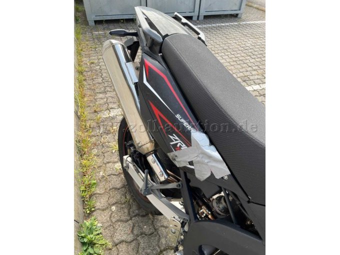 Motorrad seitlich hinten