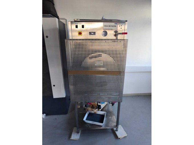 Frontansicht des ZIRBUS Hochdruck-/Prozessautoklaven HDA 50/10/250 mit Bedienfeld, Manometer und Schutzgitter