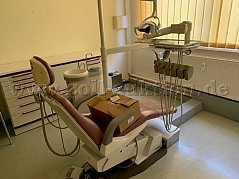 Zahnarztstuhl mit Rückenlehne, Kopfstütze, Ablagefläche für Instrumente, Spülbecken für Patienten