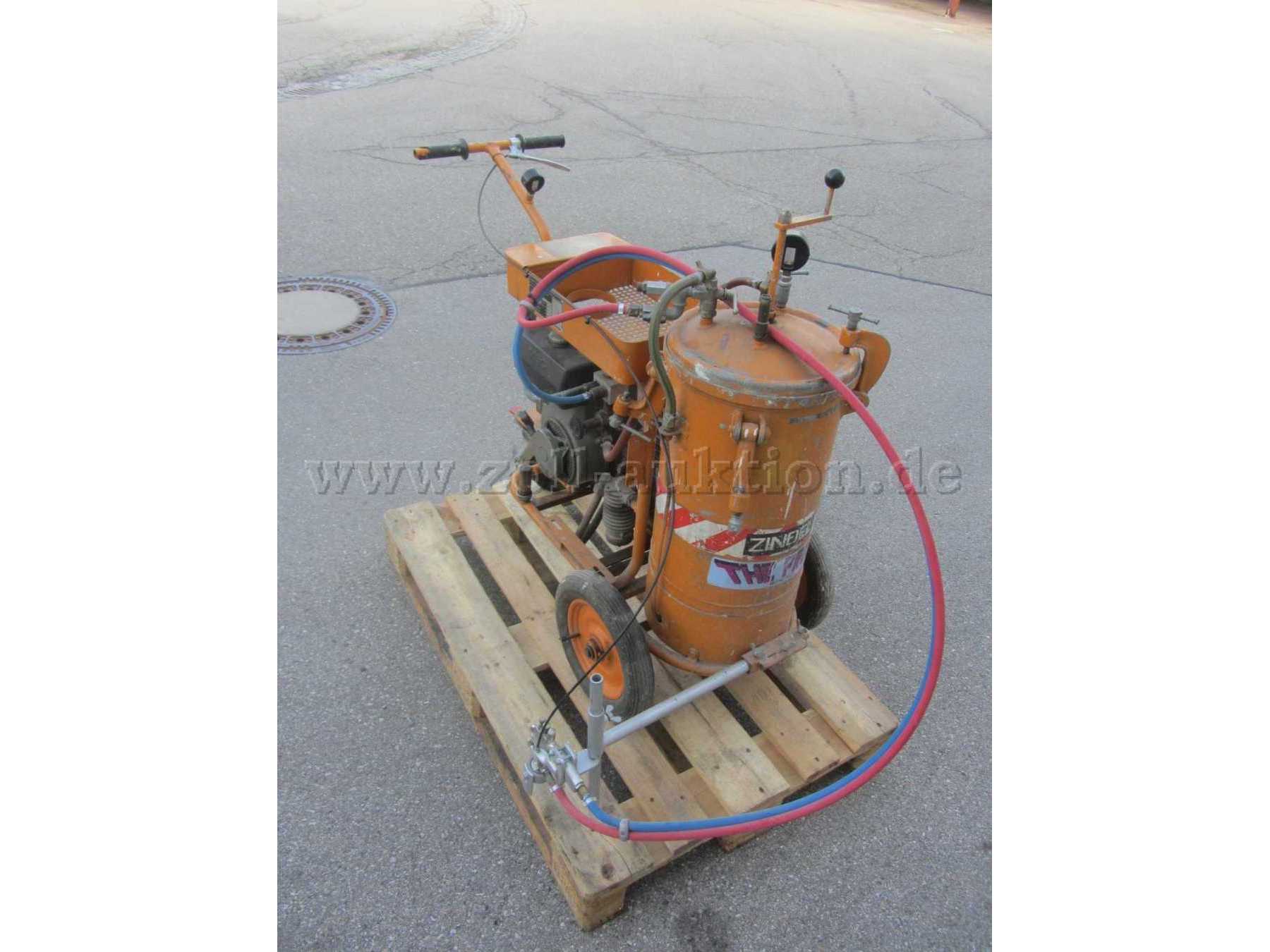 Zindel Straßen-Markiermaschine, von vorne rechts