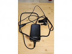 Ansicht Ladegerät mit Netz- und Ladekabel
