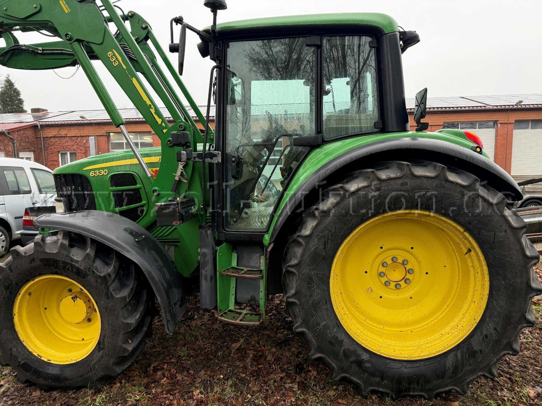 Zugmaschine-Frontheber John-Deere von links