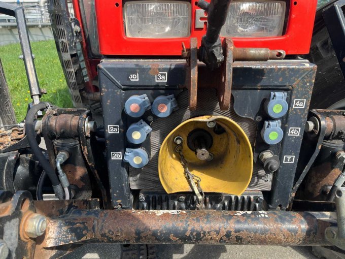 Frontseite Zapfwellenstummel und Hydraulikanschlüsse vorne