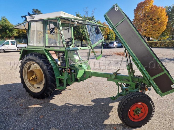 Seitenansicht mit angehobener Pritsche