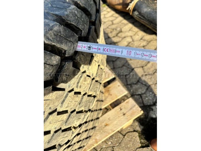 Ersatzreifen (hinten)- Profiltiefe ca. 12 mm