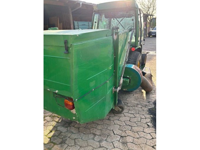 Material-Aufsammelgerät mit Hochentleerung