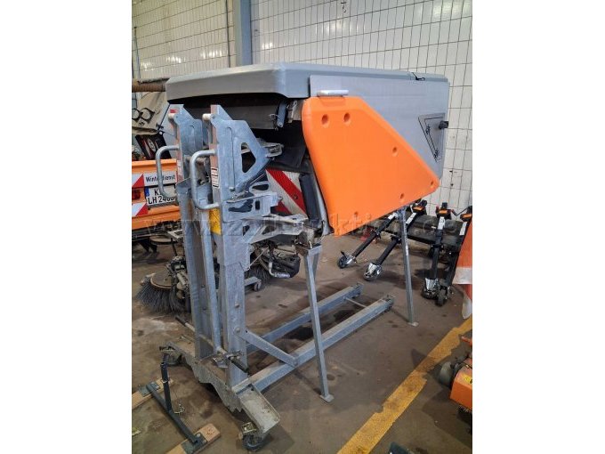 Saugkehraufbau dienst nur zur Demonstration, der original ist auf der Maschine montiert. Die Stützen sind auch dabei.