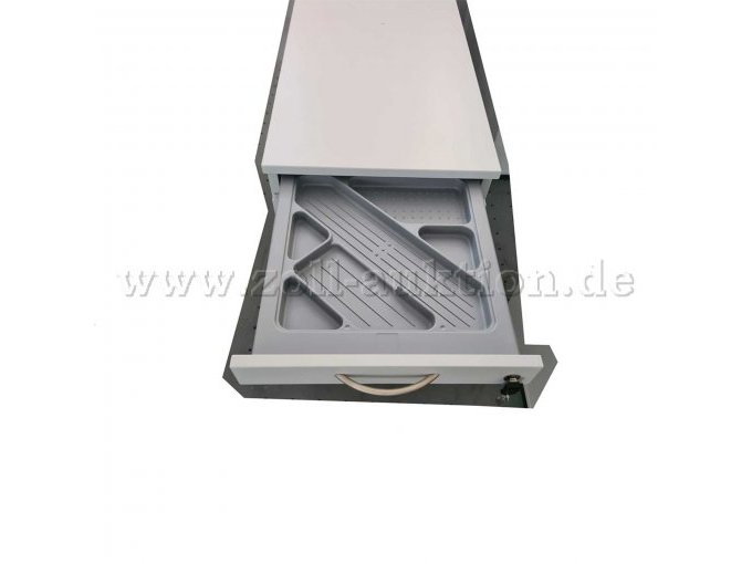 Frontansicht mit geöffneter oberen Schublade