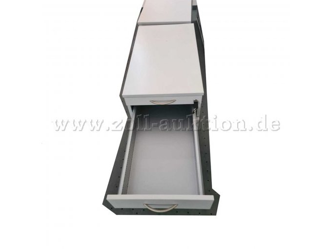 Frontansicht mit geöffneter mittleren Schublade