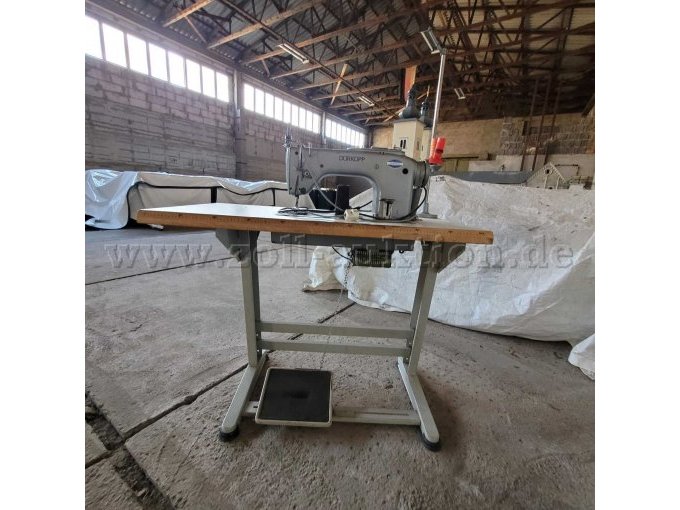 Vorderseite der Nähmaschine mit Tisch