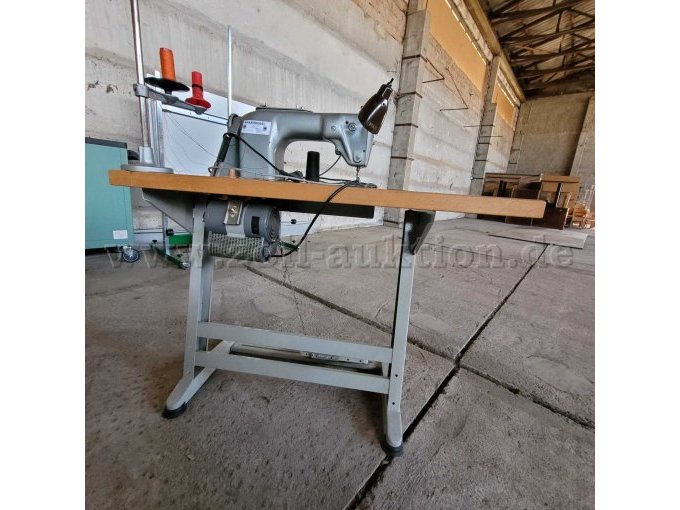 Rückseite derNähmaschine mit Tisch