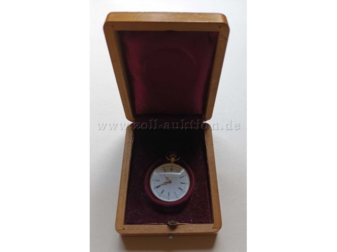 Uhr in Holzschatulle Uhr in Holzschatulle