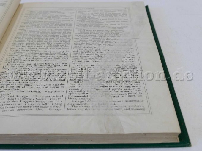 mehrere Seiten sind mit einem leicht transparenten Klebestreifen geklebt