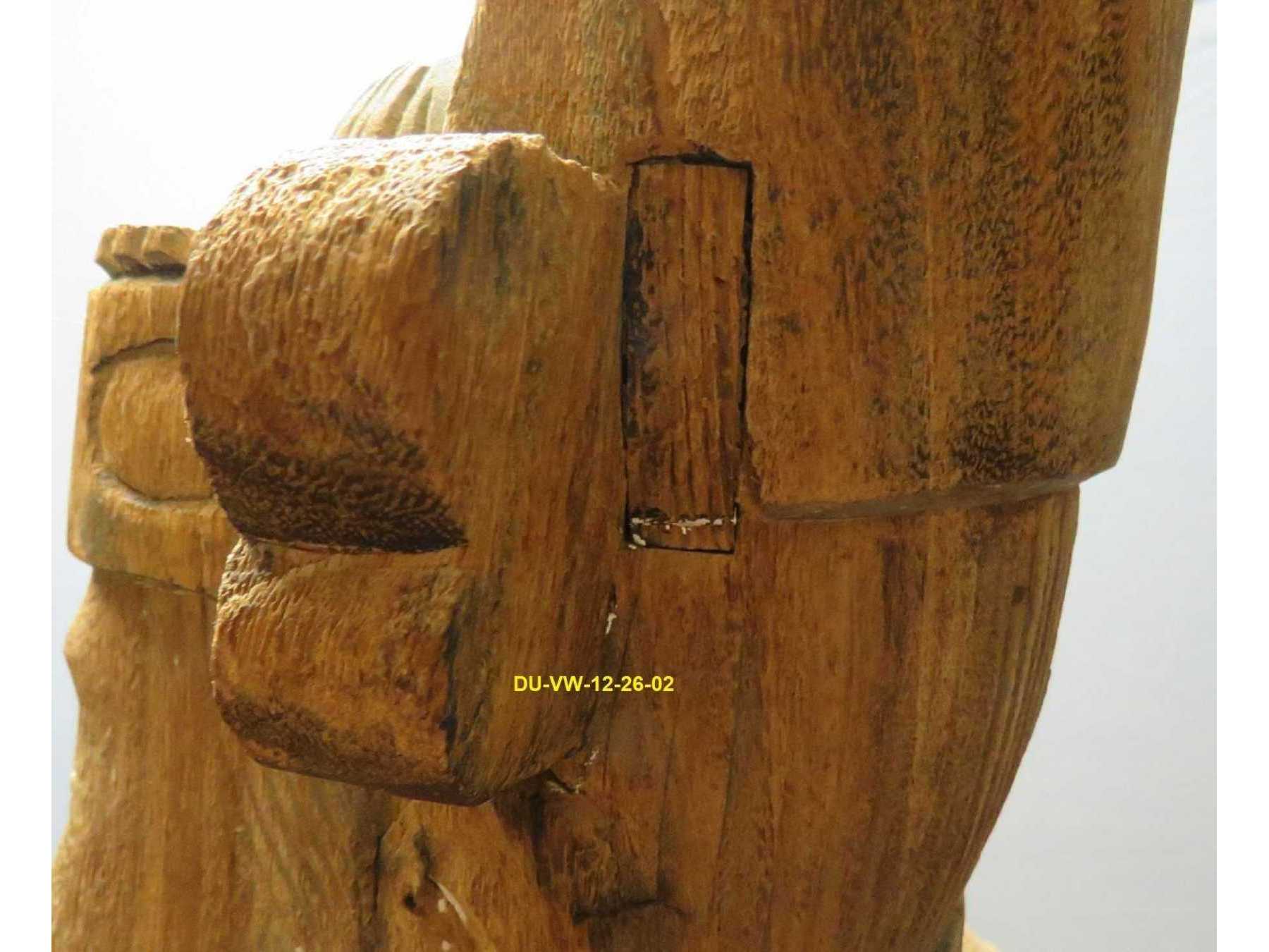 eingesetztes Holzstück linke Seite