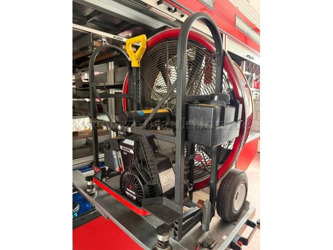 Rückansicht mit Benzinmotor