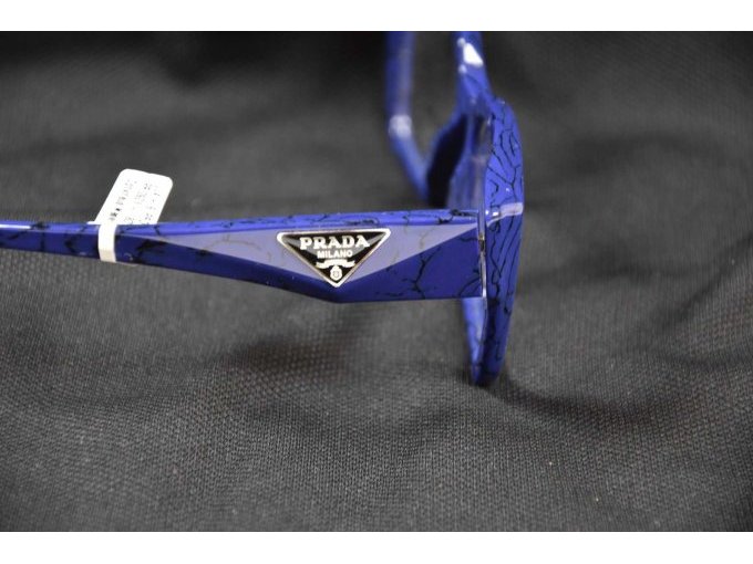 1 blaue Brille „Prada“