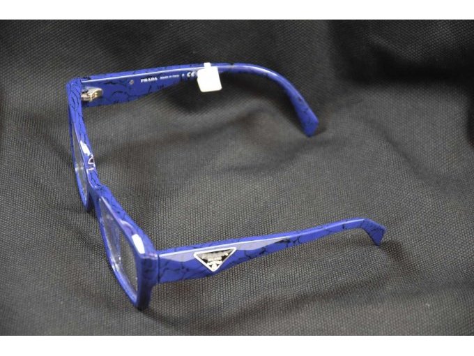 1 blaue Brille „Prada“