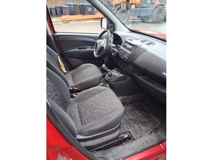 Fahrzeug Innenansicht
kaputter Fahrersitz