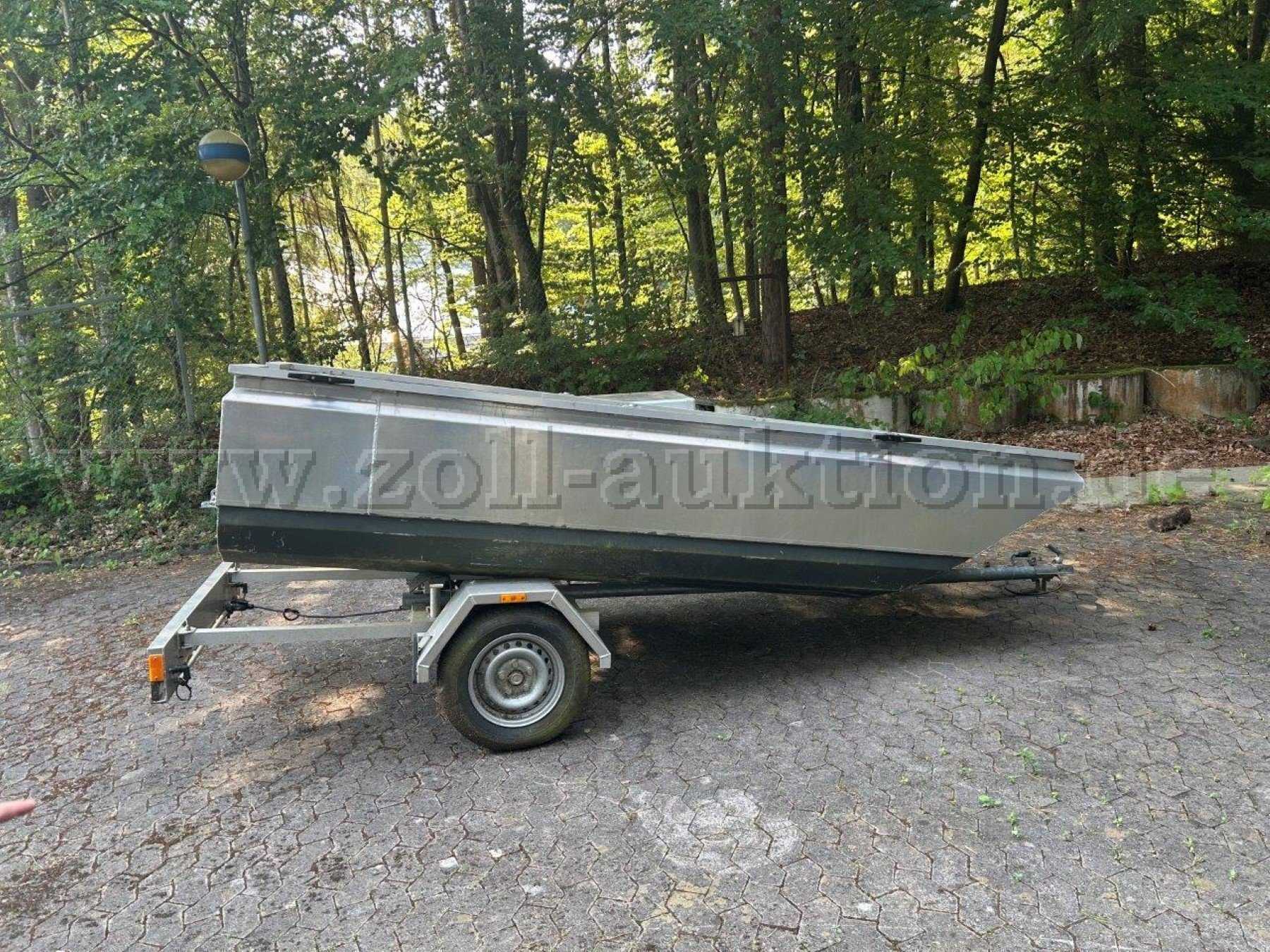 Arbeitsboot inkl. Slipwagen und Trailer von der rechten Seite