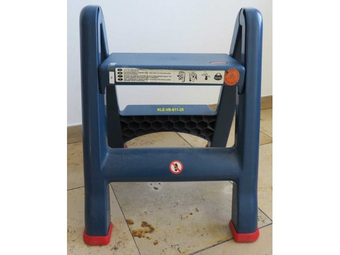 Klapptritt (Rückansicht) mit Warnhinweis