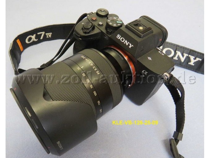 Digitalkamera Sony Alpha 7 IV mit Sony Teleobjektiv (24-240) und Schulter-/Kameragurt