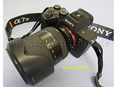 Digitalkamera Sony Alpha 7 IV mit Sony Teleobjektiv (24-240) und Schulter-/Kameragurt