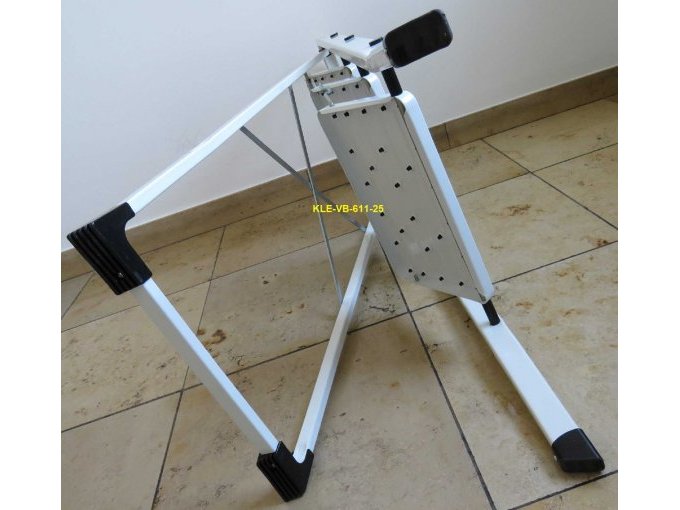 vier Kunststofffüße und Ansicht Befestigung Antislip-Auflagen