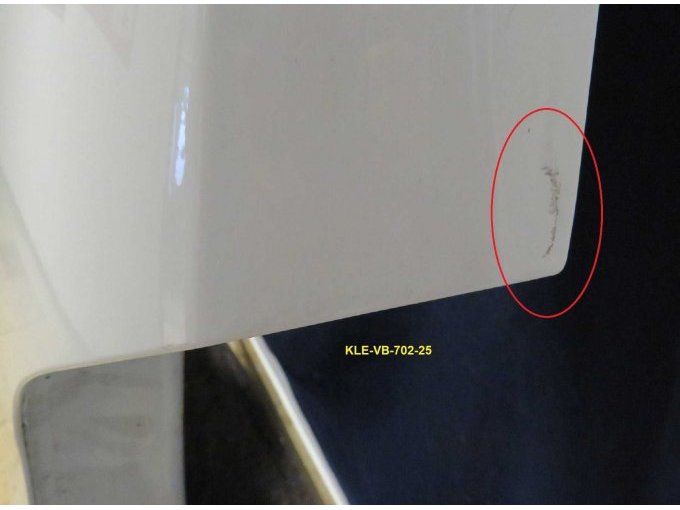 Kratzer Außenseite mittig rechts