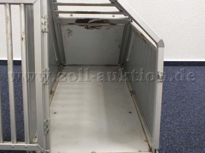 Innenansicht der Box mit geöffneter Tür vorne