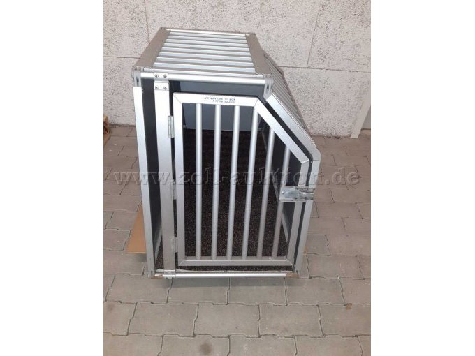 Hundebox von vorne.