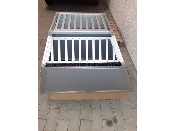 Hundebox von der Seite, rechts.