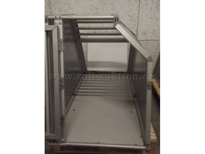 Hundebox geöffnet mit offenem Notausstieg