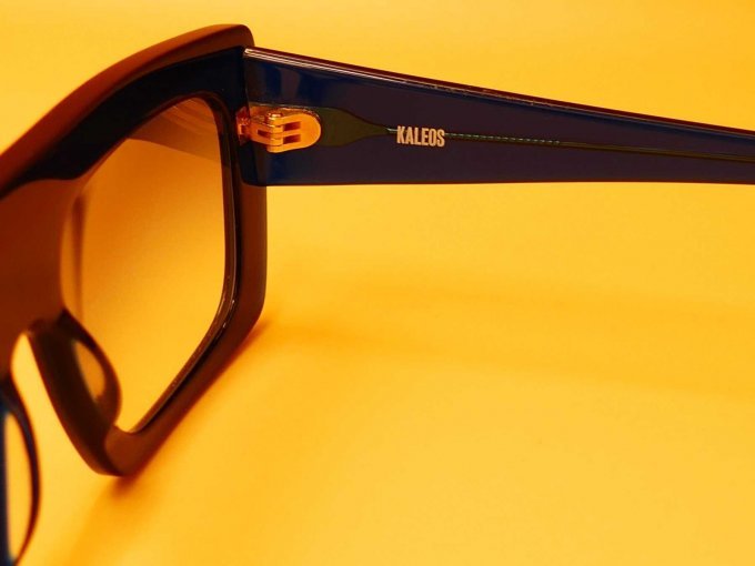 Sonnenbrille Kaleos_ Ansicht auf Schriftzug (Farben können vom Original abweichen)