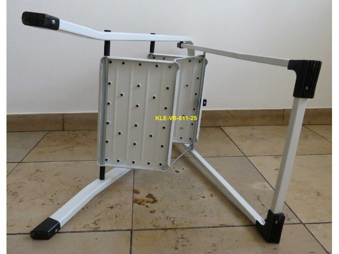 vier Kunststofffüße und Ansicht auf Unterseite der Tritte