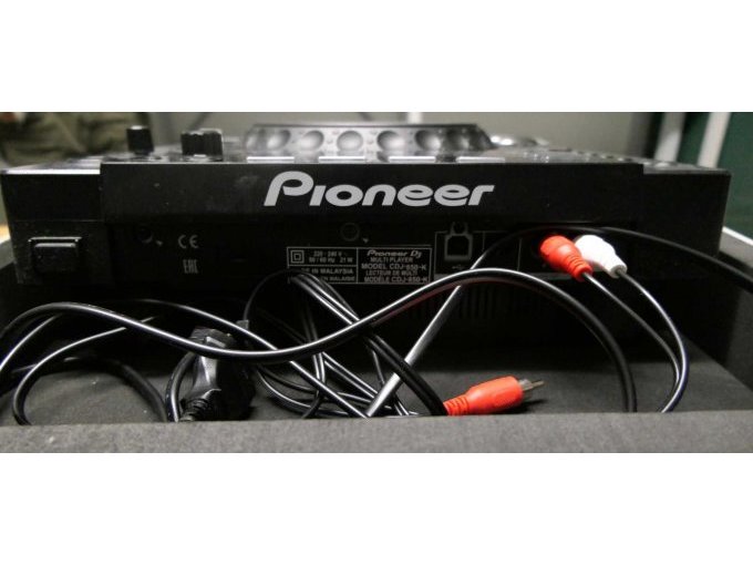 Ansicht Anschlüsse mit Kabeln