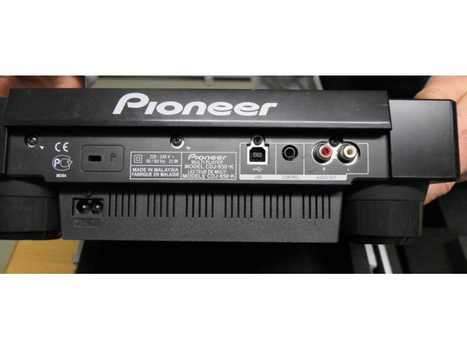 Rückansicht mit Anschlüssen und CE Kennzeichen