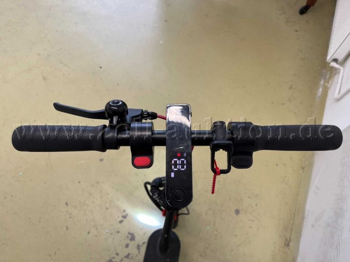 Lenker, Draufsicht, mit eingeschaltetem Display