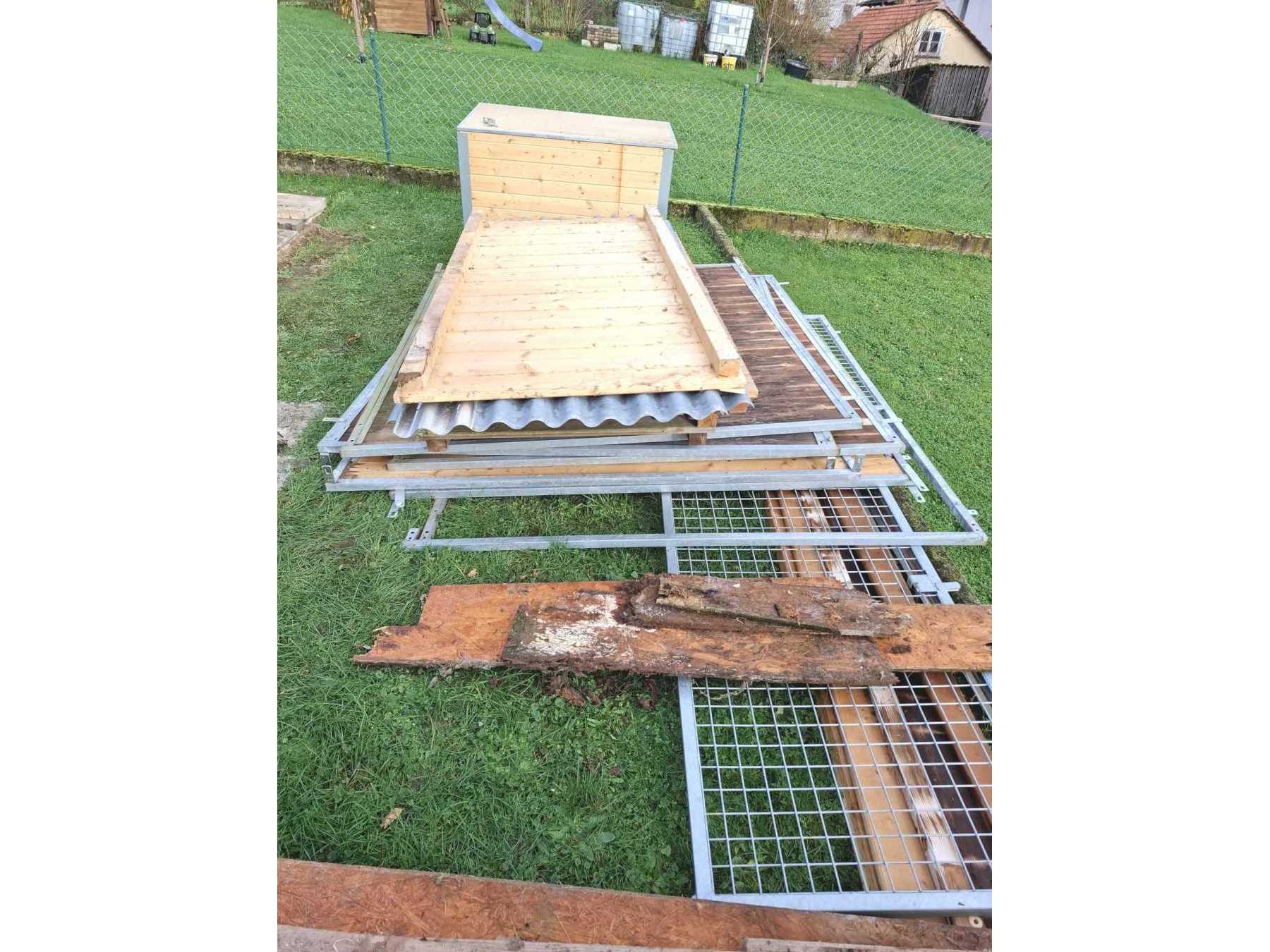 Holzteile und Metallteile der Hundehütte, zerlegt