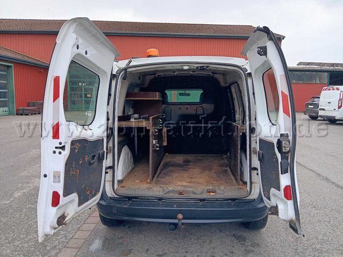 Detail geöffnete Hecktüren, Blick in den Laderaum